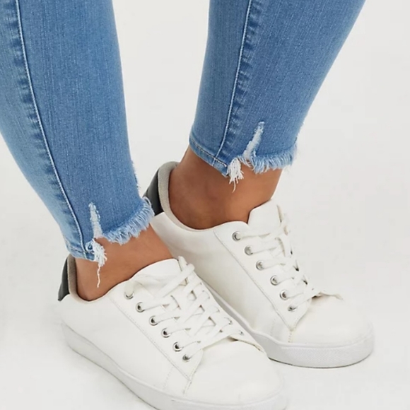 NWT Torrid bombshell skinny jean - Picture 3 of 4